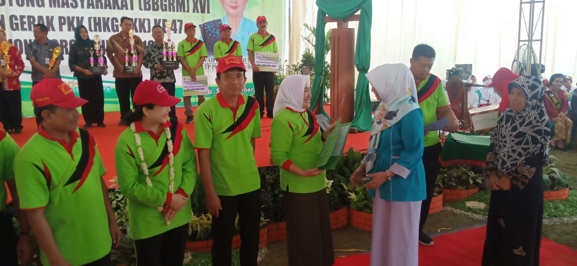 Pembagian SK Bidan pada Puncak Peringatan "Bulan Bhakti Gotong Royong Masyarakat XVI