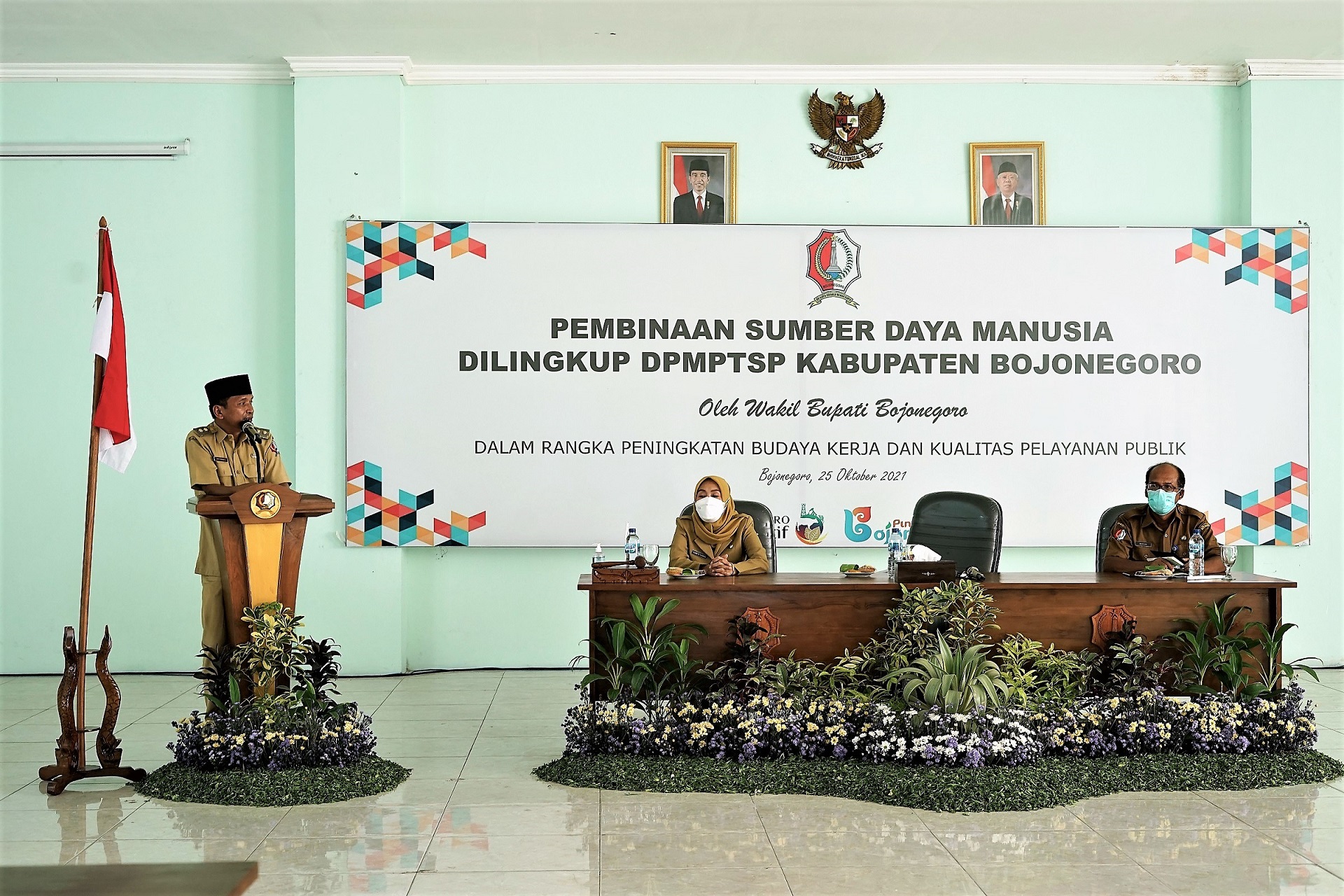 Berikan Pembinaan SDM, Wabup Bojonegoro Berikan Apresiasi Seluruh Pegawai DPMPTSP