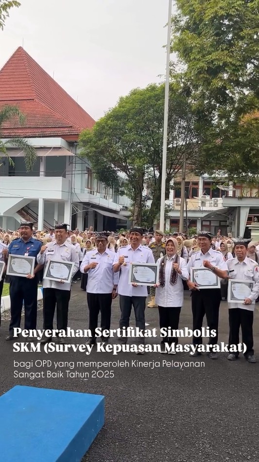 Penyerahan Sertifikat SKM (Survey Kepuasan Masyarakat)