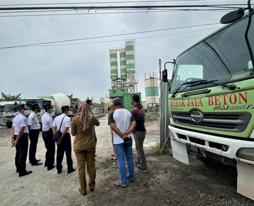 PENGHENTIAN SEMENTARA KEGIATAN BATCHING PLANT DI SRATUREJO BAURENO